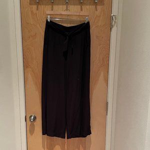 Black wide-leg pull-on rayon pants with pockets, size M - EUC